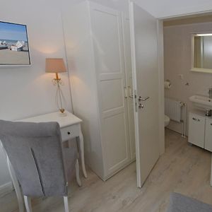 Zimmer mit Kingsize-Bett
